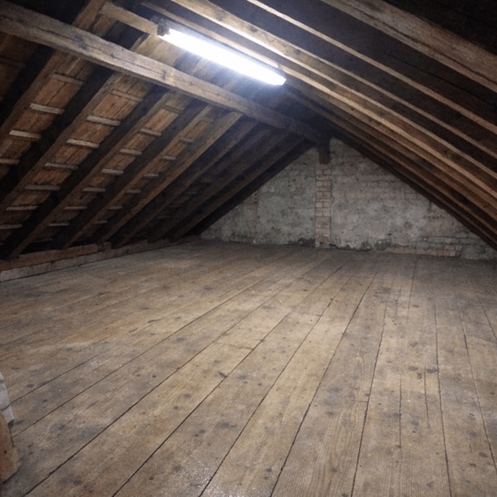 Dachboden mit verstreuten Kisten vor dem Einsatz und frei geräumter Laufweg nach Abschluss der Arbeiten