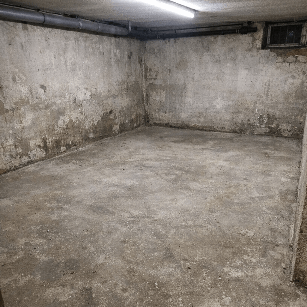 Freigeräumter Kellerflur mit sortierten Metallteilen und Kartons vor dem Abtransport