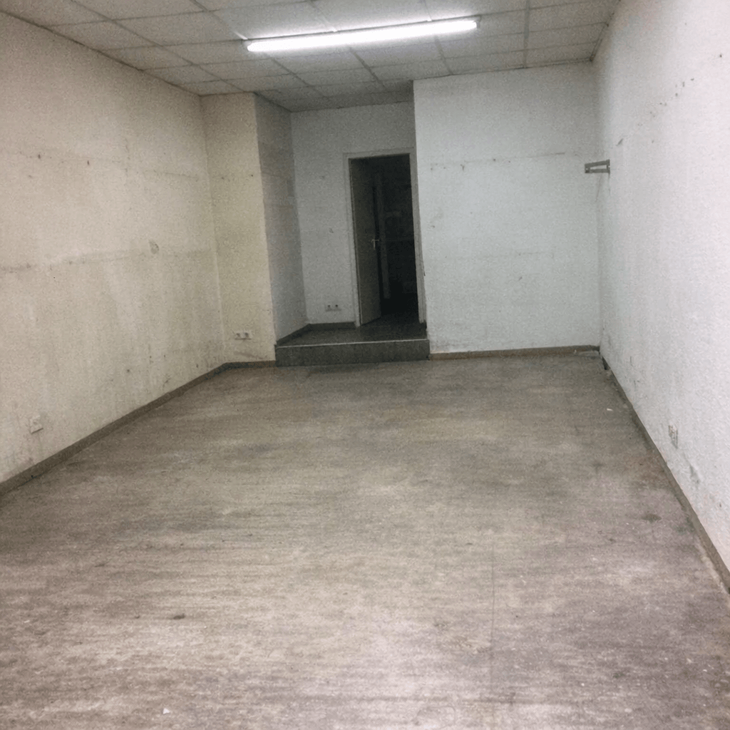 Leeres Ladenlokal mit entfernten Einbauten und sauberem Boden vor der Übergabe